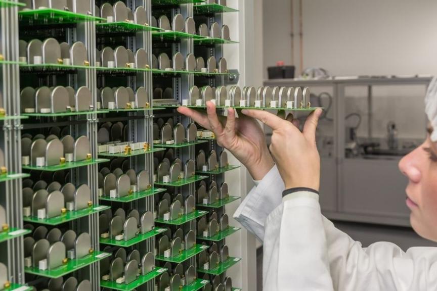 Career at Litronik Batterietechnologie GmbH Woman with batteries
